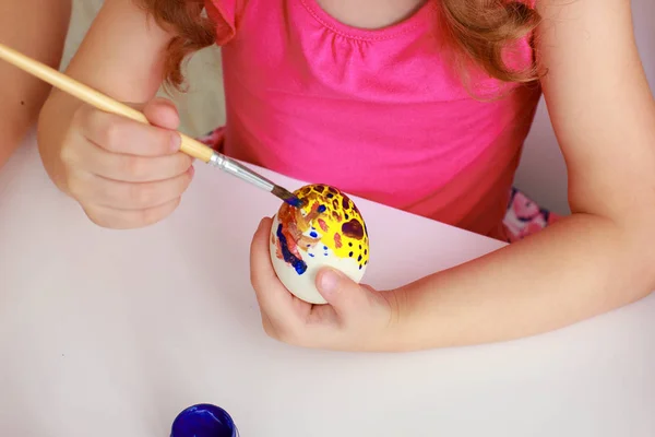 Feliz Pascua Una madre, e hijas pintando huevos de Pascua. Familia feliz preparándose para la Pascua . — Foto de Stock