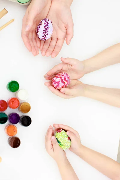 Happy easter, mothers and daughters hands painting Easter eggs — Stock Photo, Image