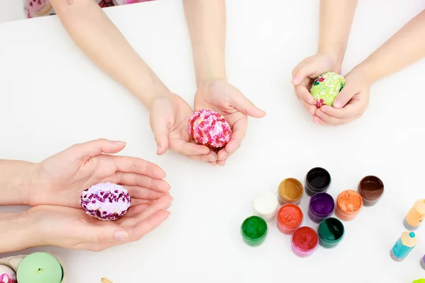 Happy easter, mothers and daughters hands painting Easter eggs — Stock Photo, Image
