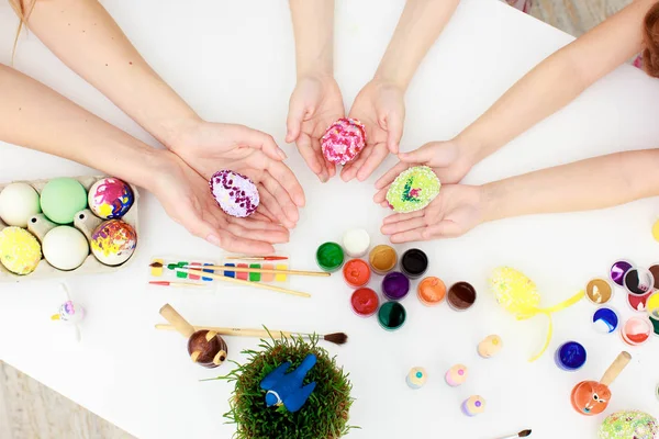 Happy easter, mothers and daughters hands painting Easter eggs — Stock Photo, Image