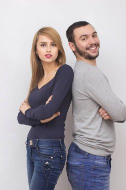 Casual sevgi dolu çift poz