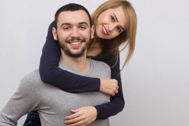 Casual sevgi dolu çift poz