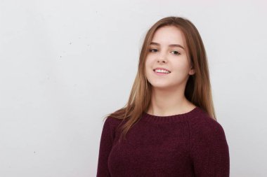 Kırmızı kazaklı genç bir çekici kadın portresi