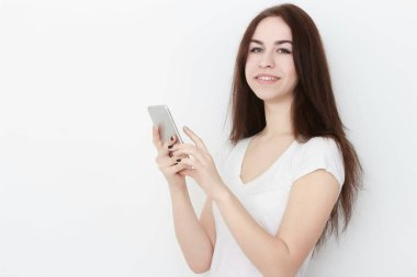 Akıllı telefon kullanan genç ve güzel bir kadın.,