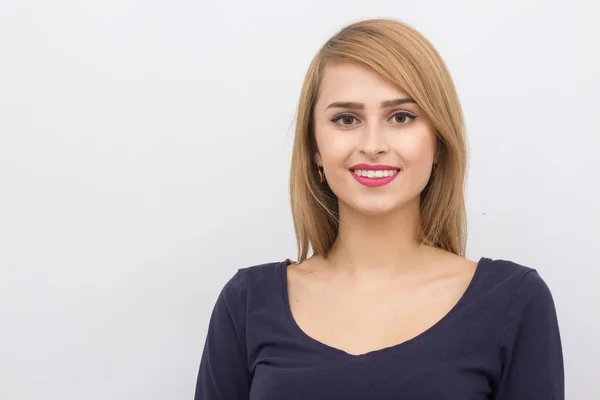 Retrato de una chica posando en gris claro — Foto de Stock