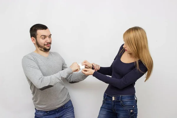 Casual älskande par poserar — Stockfoto