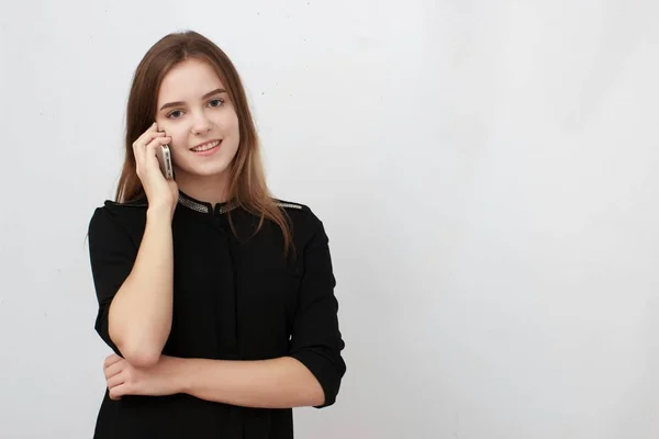 Giovane donna d'affari sul cellulare isolato su uno sfondo bianco — Foto Stock
