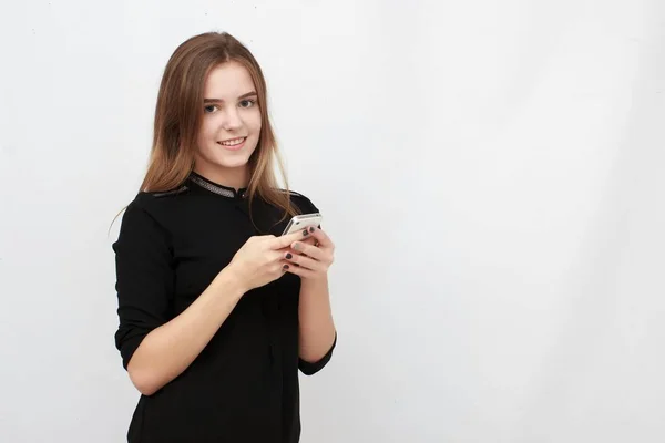 Saleswoman texting on smartphone isolated on white background — Stock Photo, Image