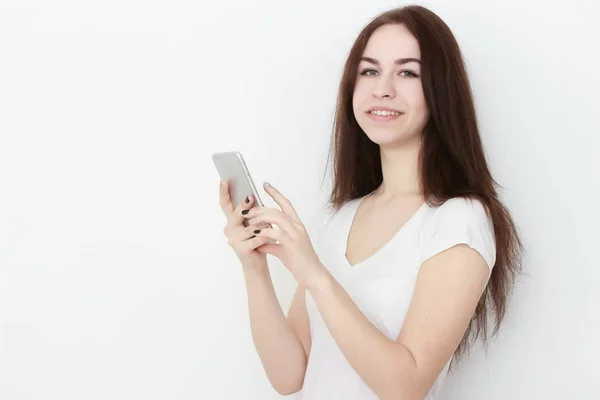 Jovem mulher bonita usando telefone inteligente, — Fotografia de Stock