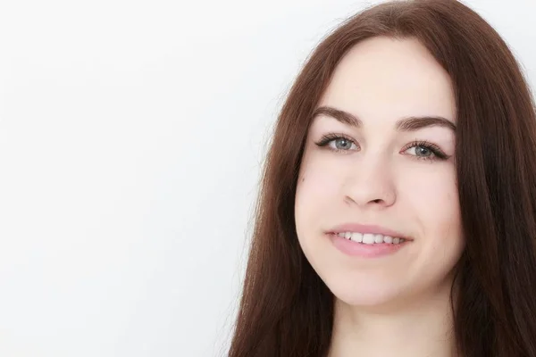 Mujer casual joven en blusa rosa aislada sobre retrato de estudio de fondo blanco — Foto de Stock