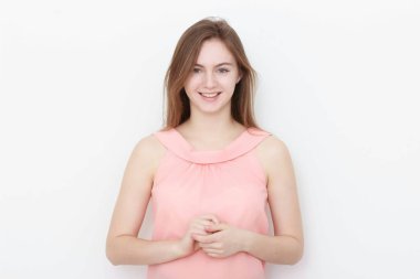 Pembe bluzu beyaz arka plan stüdyo portre üzerinde izole genç casual kadın