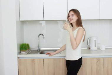 genç kadın mutfak içme suyu