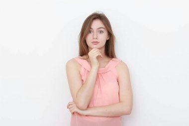 Pembe bluzu beyaz arka plan stüdyo portre üzerinde izole genç casual kadın