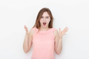 Pembe bluzu beyaz arka plan stüdyo portre üzerinde izole genç casual kadın