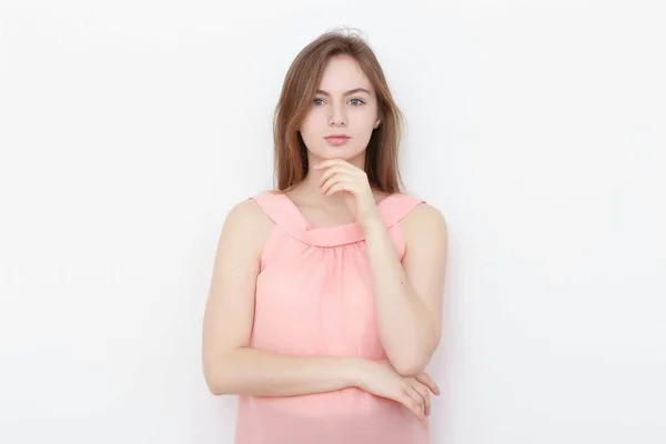 Jovem mulher casual Em blusa rosa isolado sobre fundo branco estúdio retrato — Fotografia de Stock