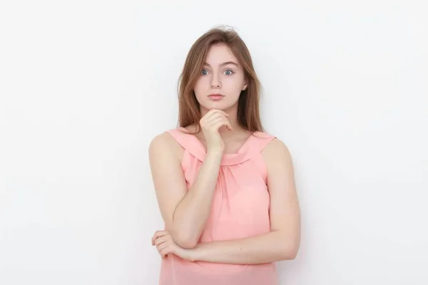 Ung casual kvinna i rosa blus isolerade över vit bakgrund studio porträtt — Stockfoto