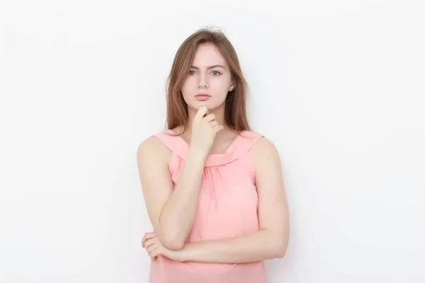 Jeune femme décontractée En chemisier rose isolé sur fond blanc portrait studio — Photo