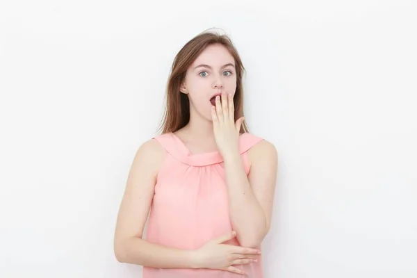 Mujer casual joven en blusa rosa aislada sobre retrato de estudio de fondo blanco — Foto de Stock