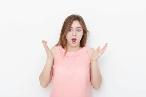 Jovem mulher casual Em blusa rosa isolado sobre fundo branco estúdio retrato — Fotografia de Stock