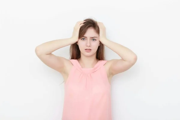 Giovane donna casual In camicetta rosa isolato su sfondo bianco studio ritratto — Foto Stock