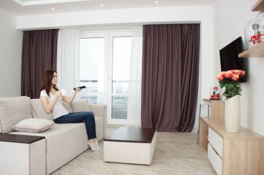 güzel bir genç kadın televizyon