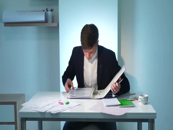 Man writing documents — Stock Video