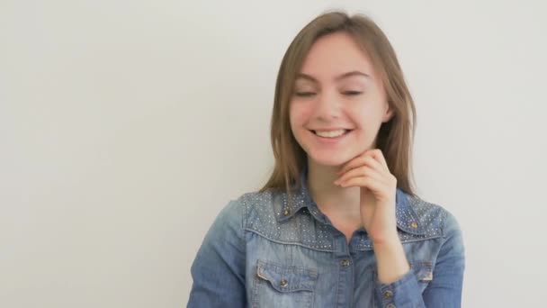 Usmívající se žena překvapivé, s otevřenými ústy — Stock video