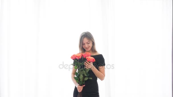 Νεαρή γυναίκα με όμορφη ανθοδέσμη με τριαντάφυλλα — Αρχείο Βίντεο