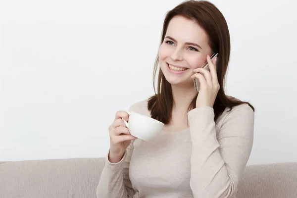 Schöne junge Frau vor dem Fernseher — Stockfoto