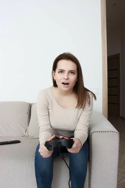 Muito adolescente jogando videogame em casa — Fotografia de Stock