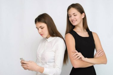 Yana doğru arkadaşı arayan kadın mobil telefon ve ne mesaj yazma casus