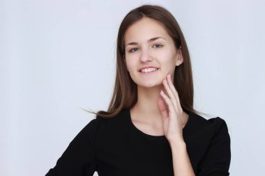 Beyaz arka planda izole edilmiş gülümseyen iş kadını portresi