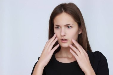 Genç iş kadını beyaz arka plan üzerinde şaşırttı