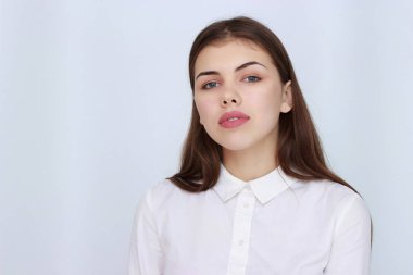 Beyaz arka planda izole edilmiş gülümseyen iş kadını portresi