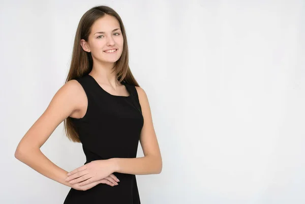 Молода бізнес-леді в чорній сукні ізольовані — стокове фото