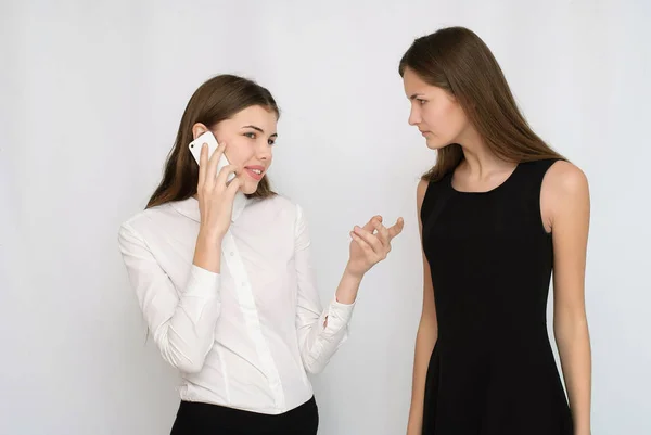 Young business woman speaks by mobile — Stock Photo, Image
