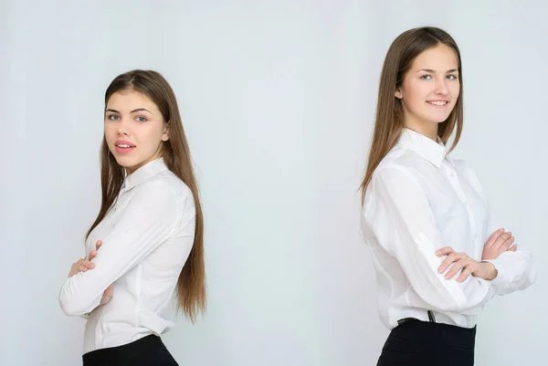 Dos modelos de negocio de pie con sus espaldas juntas —  Fotos de Stock