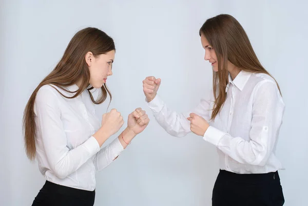 Vackra kvinnans: fält Womens business konfrontation. — Stockfoto
