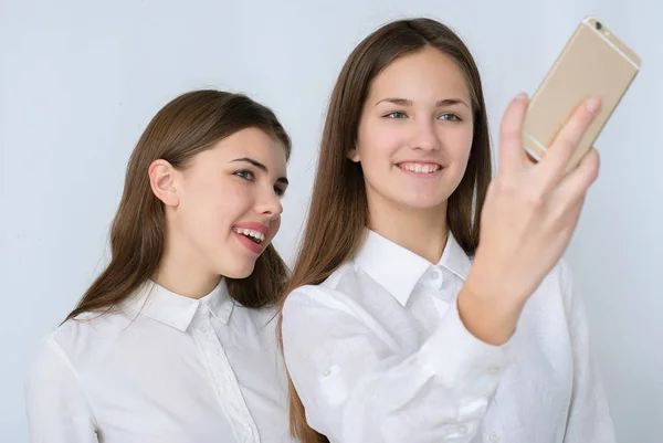 Duas meninas bonitas fazendo estúdio selfie, turismo temático e entretenimento — Fotografia de Stock