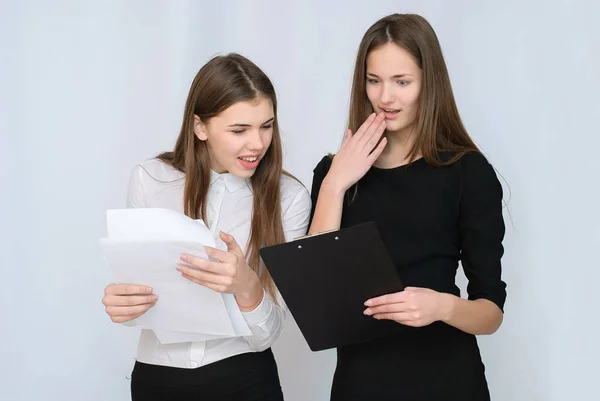 Kvinnor söker ekonomiska dokument isolerade på vit bakgrund. — Stockfoto