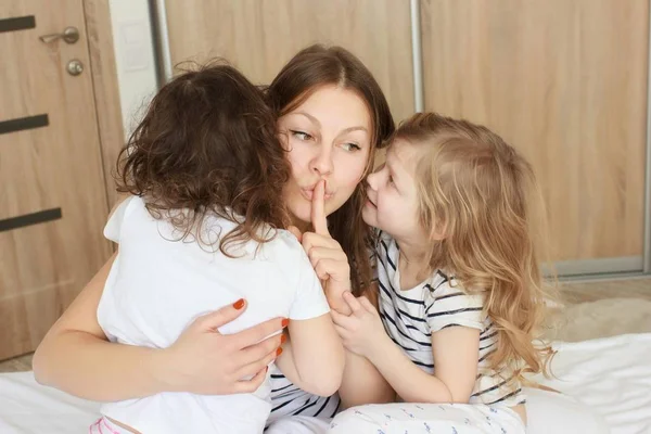 家族を愛してる。母と娘子供の女の子遊びと抱擁. — ストック写真