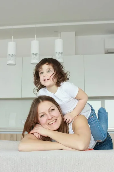 Gelukkige liefdevolle familie. Moeder en haar dochter kind meisje spelen en knuffelen. — Stockfoto
