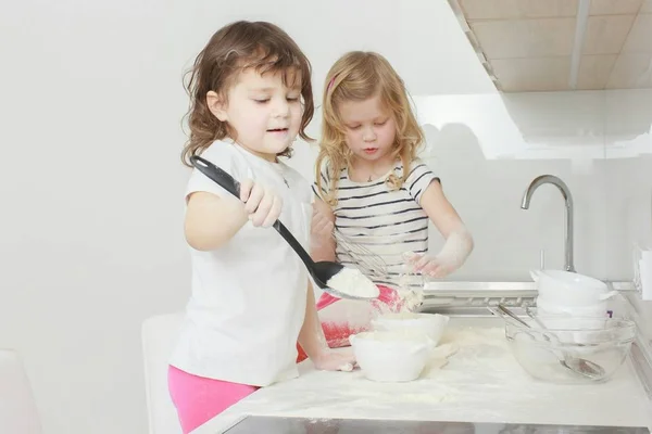 Familia feliz niños divertidos están preparando la masa, hornear galletas en la cocina — Foto de Stock