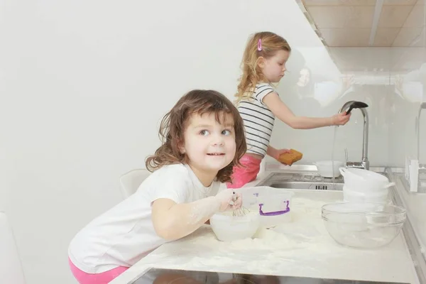 Familia feliz niños divertidos están preparando la masa, hornear galletas en la cocina — Foto de Stock