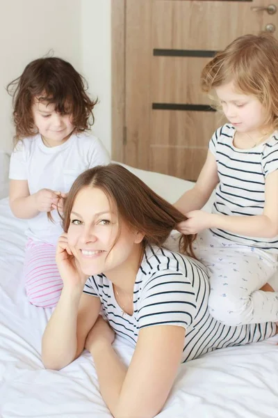 Glücklich liebende Familie. Mutter und ihre Tochter Kind Mädchen spielen und umarmen. — Stockfoto