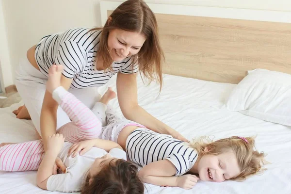 Feliz familia amorosa. Madre y su hija niña jugando y abrazándose. —  Fotos de Stock