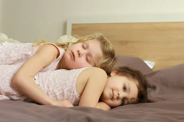 Gelukkige liefdevolle familie. Zusters kind meisjes spelen en knuffelen. — Stockfoto