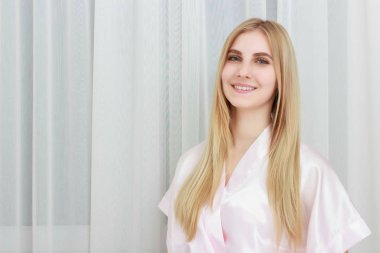 Güzel genç kadın seksi vücut ile uygun hazır perdeler