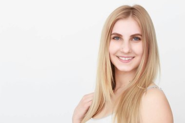 Bankacı Charlie'yle güzel bir genç sarışın kadınla closeup portresi