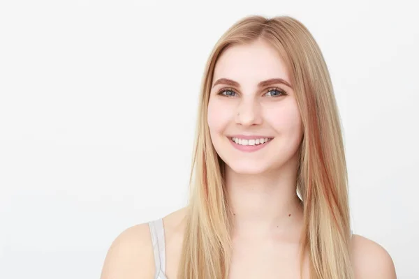 Nahaufnahme Porträt einer schönen jungen blonden Frau mit sauberem Gesicht — Stockfoto